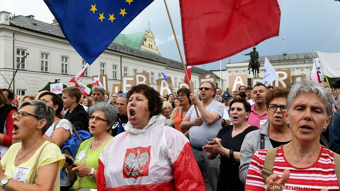 Poland: Peaceful protesters defy escalating assault on freedom of assembly